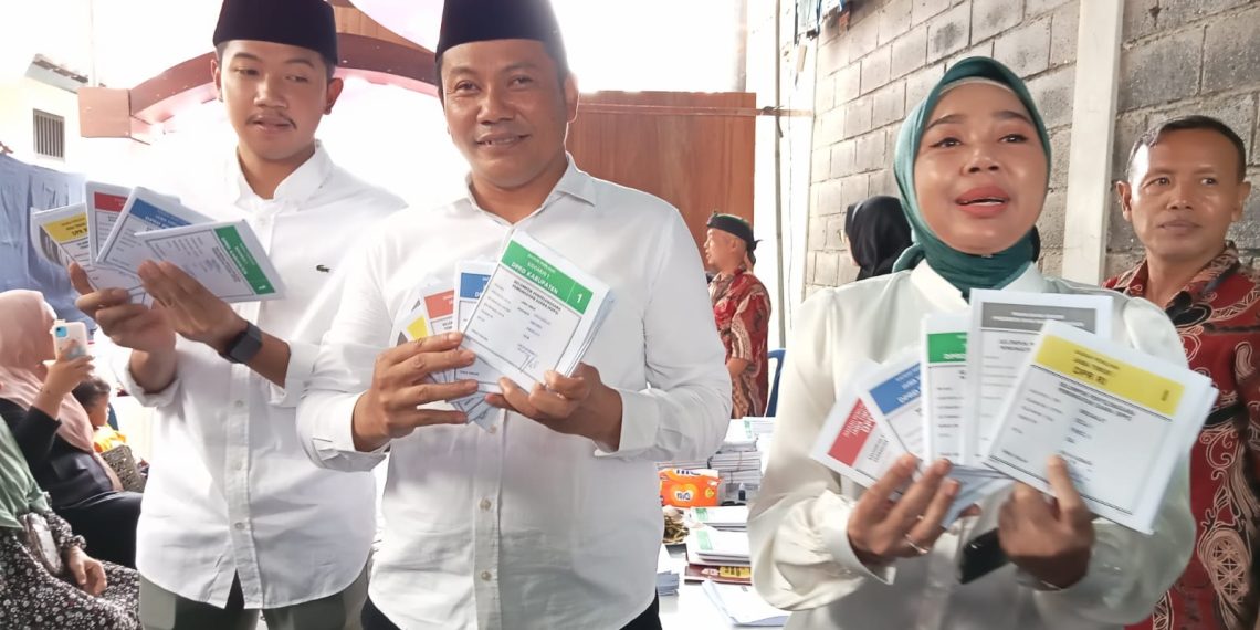 Wabup Subandi beserta keluarga Gunakan Hak Suaranya Coblos di TPS 04 Desa Pabean,Sedati