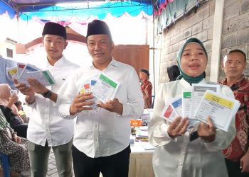 Wabup Subandi beserta keluarga Gunakan Hak Suaranya Coblos di TPS 04 Desa Pabean,Sedati
