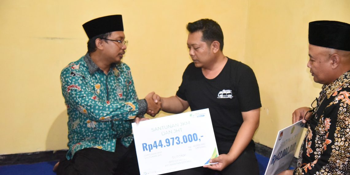 Bupati Sidoarjo Berikan Santunan kepada Keluarga Petugas PPS Desa Lebo yang Meninggal Dunia