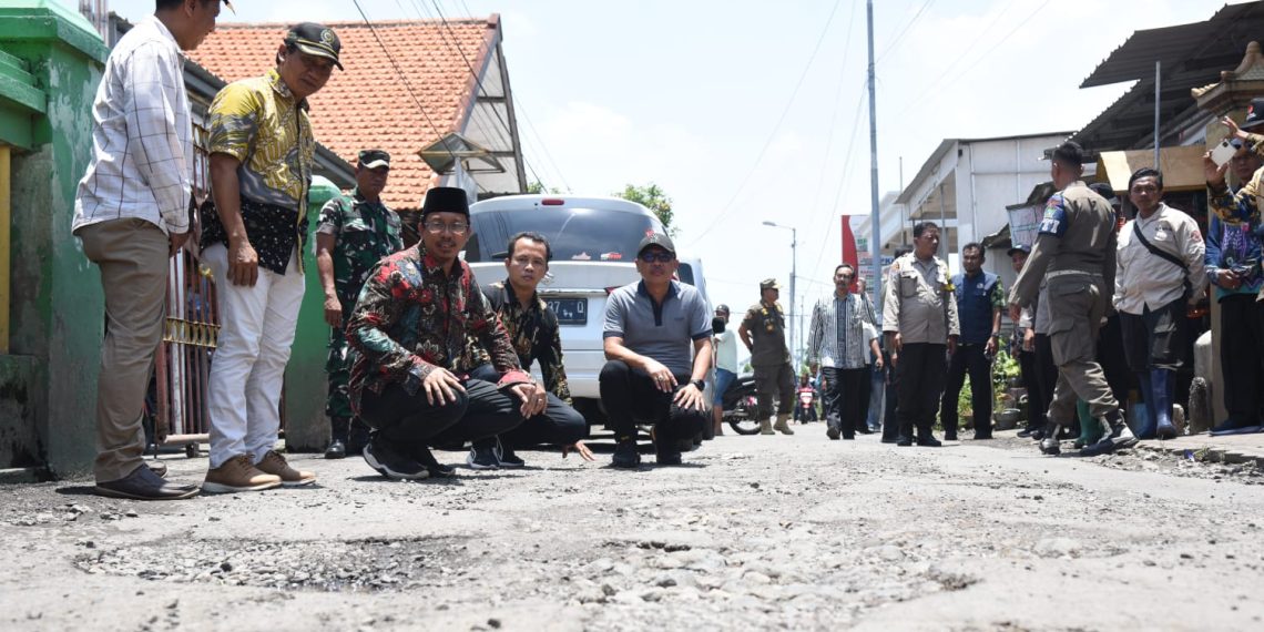 Banjir di Kecamatan Porong Surut, Bupati Gus Muhdlor Segera Perbaiki Jalan Desa yang Rusak