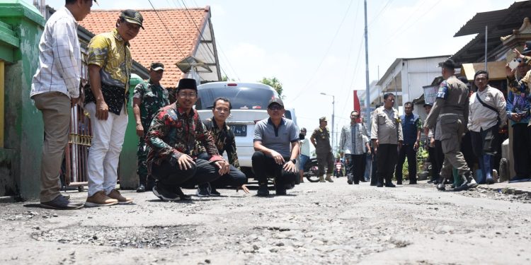 Banjir di Kecamatan Porong Surut, Bupati Gus Muhdlor Segera Perbaiki Jalan Desa yang Rusak