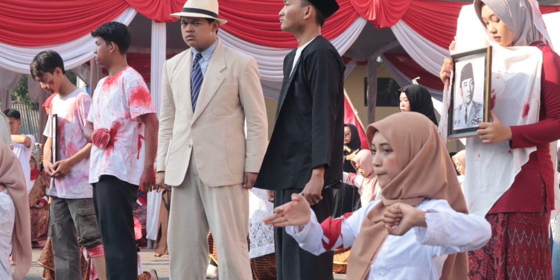 SMA Wachid Hasyim 2 Taman Gelar Drama Kolosal Monolog Bertema “Merdeka Sepanjang Masa”