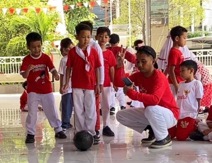 Unik dan Kreatif! Siswa SD Al Falah Darussalam 2 Rayakan HUT RI ke-80 dengan Pawai Kostum Daur Ulang