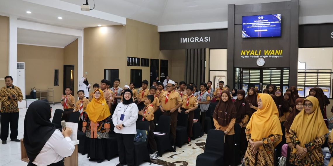 Siswa SD Al Falah Darussalam 2 Belajar Langsung Tentang Layanan Imigrasi di Surabaya