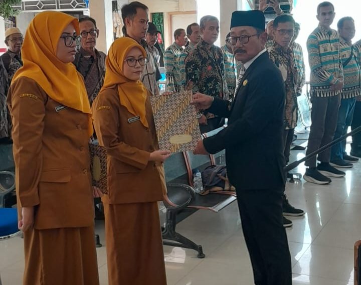 Desa Rangkah Kidul Lantik Dua Perangkat Baru untuk Penyegaran Struktur Pemerintahan