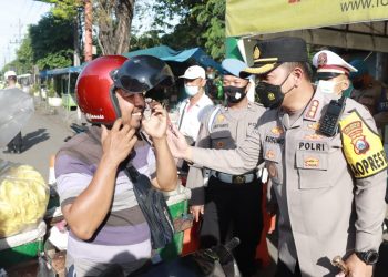 Kena Razia Polisi Sidoarjo, Malah Dapat Helm Gratis
