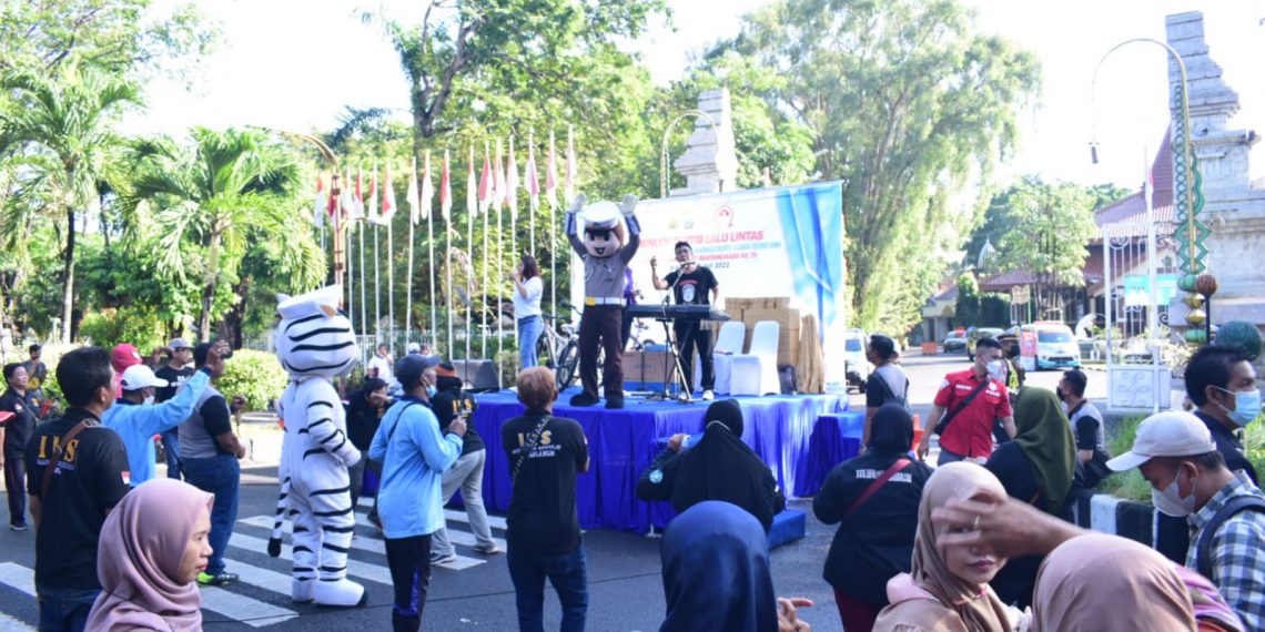 Sembari Olahraga Bareng Warga, Polisi Edukasi Tertib Lalu Lintas