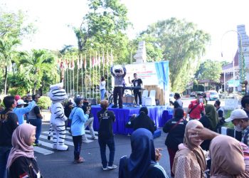 Sembari Olahraga Bareng Warga, Polisi Edukasi Tertib Lalu Lintas