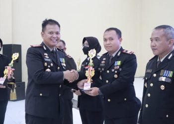 Kapolresta Sidoarjo Berikan Reward Anggota, Satfung, Polsek dan Masyarakat Berprestasi