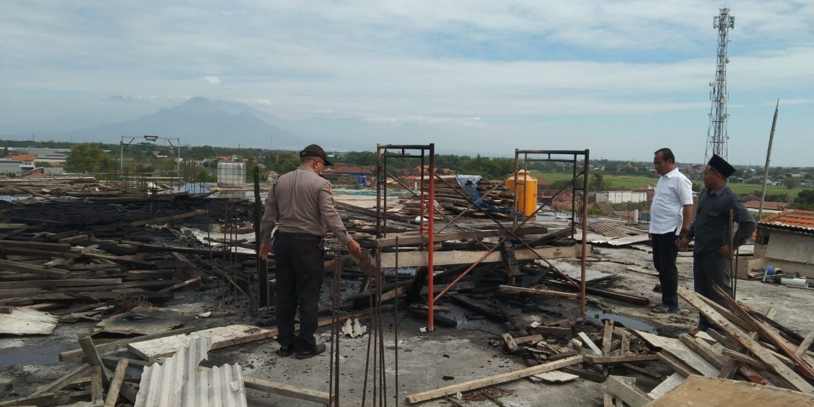 Atap Gedung SMK YPM Sarirogo Terbakar, BPBD Kerahkan 4 Mobil PMK