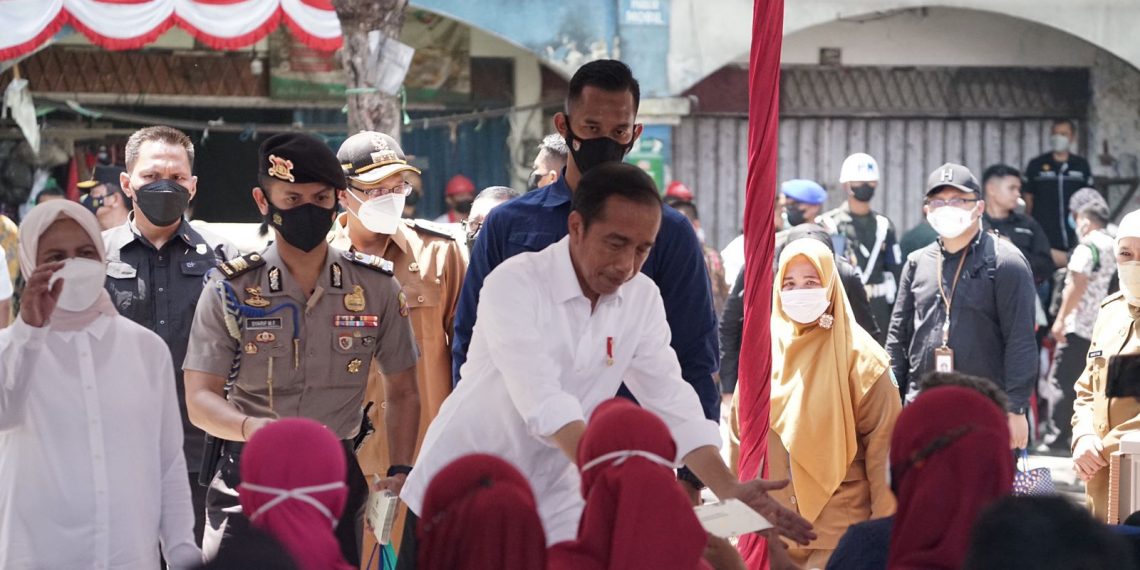 Presiden Jokowi Bagikan Bansos di Pasar Larangan Sidoarjo