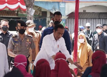 Presiden Jokowi Bagikan Bansos di Pasar Larangan Sidoarjo