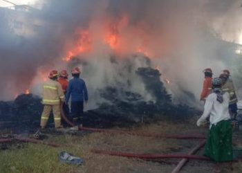 Kebakaran Sampah Produksi Plastik di Gilang Bikin Panik, Kobaran Api Capai Empat Meter