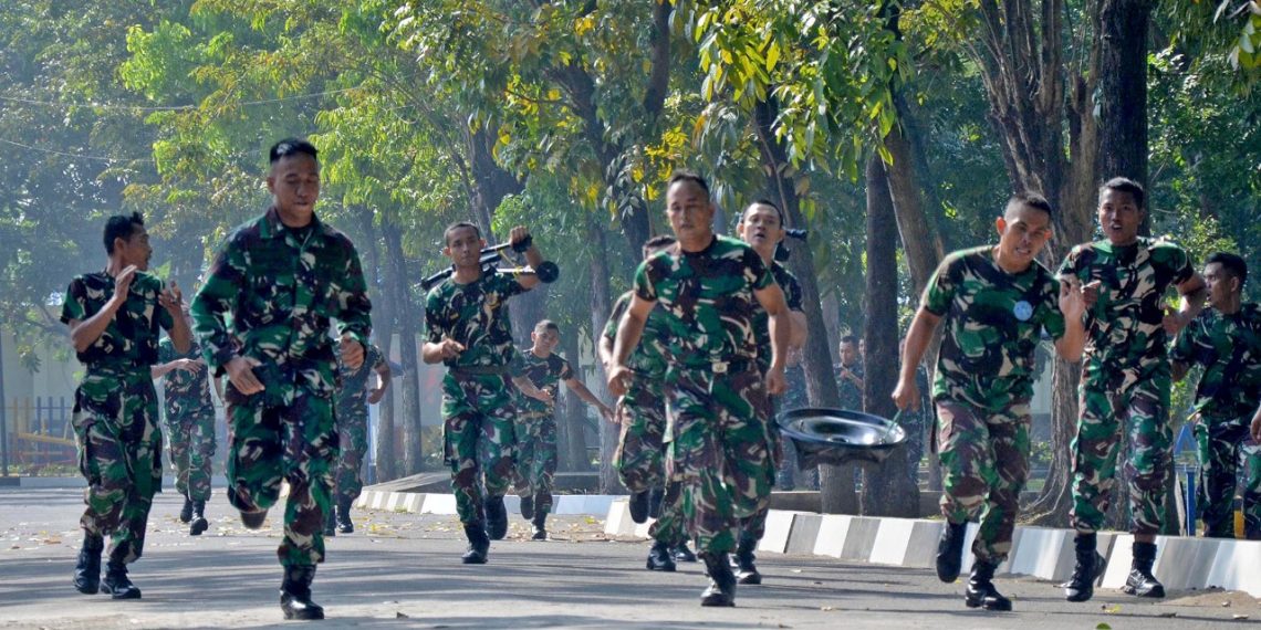 Uji Kemampuan Fisik, Prajurit Yonif 1 Marinir Laksanakan Lomba Lari Mortir 81 MM