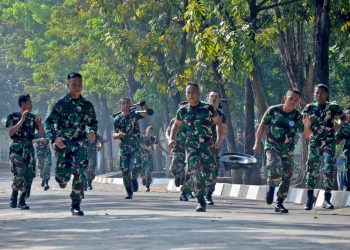 Uji Kemampuan Fisik, Prajurit Yonif 1 Marinir Laksanakan Lomba Lari Mortir 81 MM