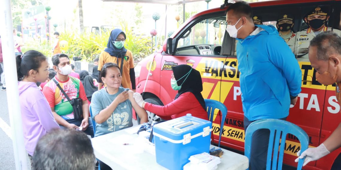 Kapolresta Sidoarjo Cek Layanan Vaksinasi Booster di Tempat Publik