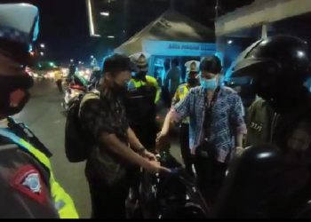 Polisi Sidoarjo Bagikan BBM Gratis ke Sejumlah Pengendara di Jl. Waru