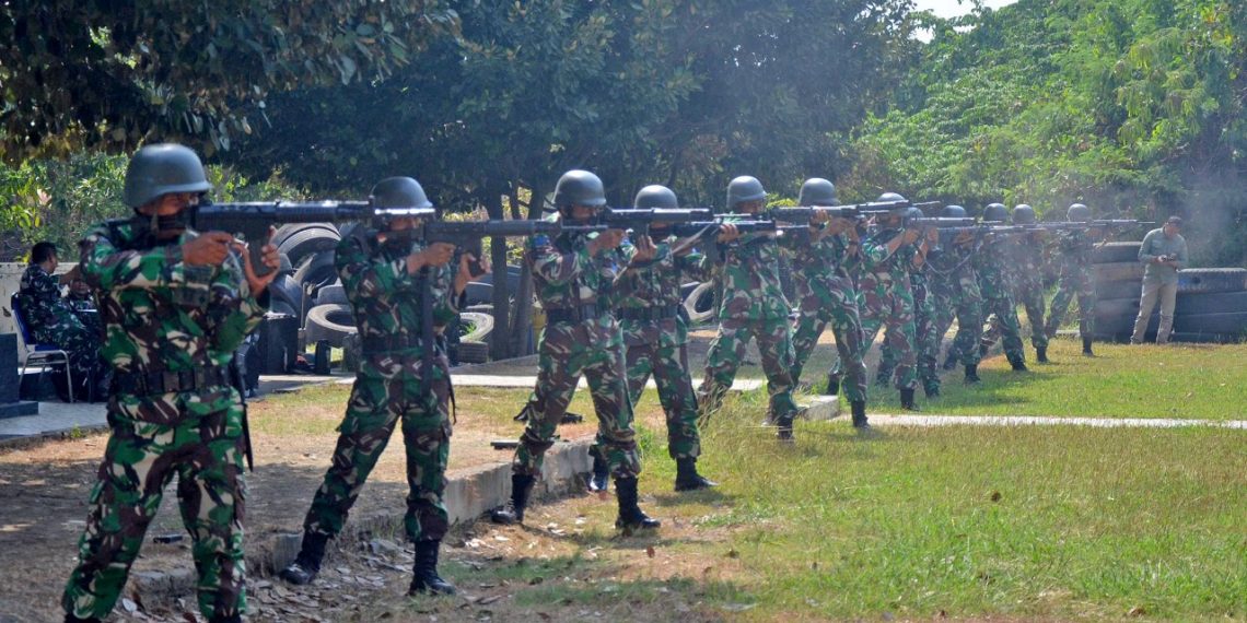 Tingkatkan Kemampuan Tempur, Prajurit Yonif 1 Marinir dan Taruna AAL Laksanakan Latihan Menembak