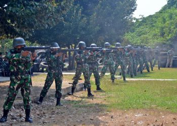 Tingkatkan Kemampuan Tempur, Prajurit Yonif 1 Marinir dan Taruna AAL Laksanakan Latihan Menembak