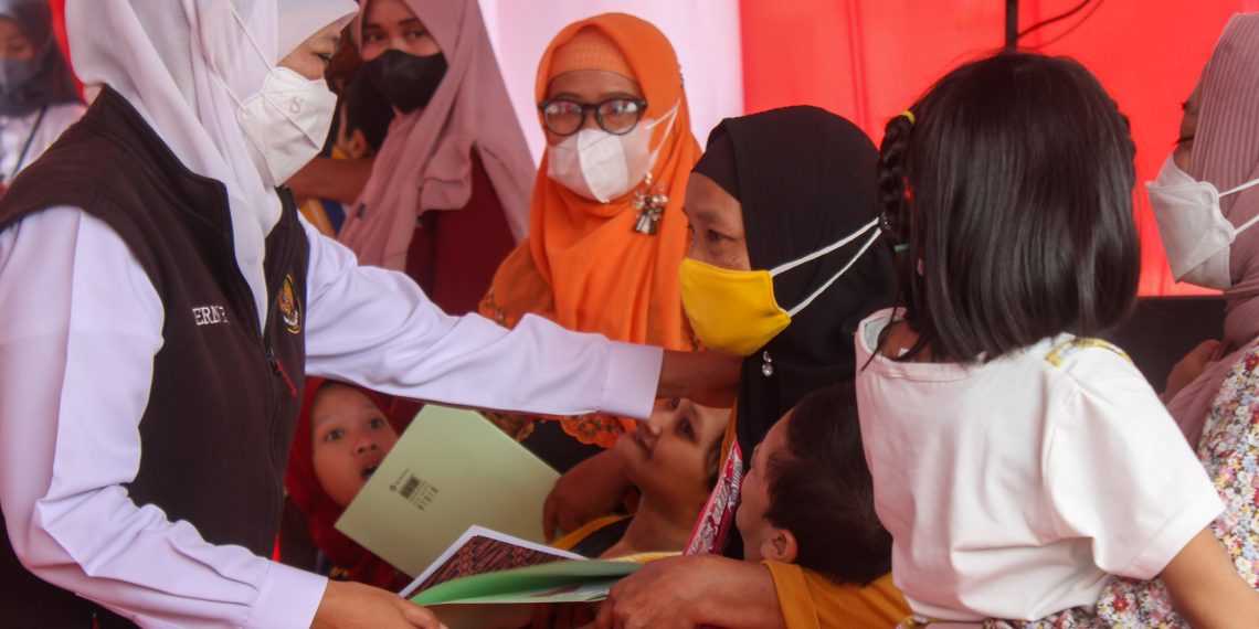 Salurkan Program Perlindungan Sosial di Sidoarjo, Gubernur Khofifah: Penyaluran Dipercepat untuk Ringankan Beban Masyarakat