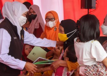 Salurkan Program Perlindungan Sosial di Sidoarjo, Gubernur Khofifah: Penyaluran Dipercepat untuk Ringankan Beban Masyarakat