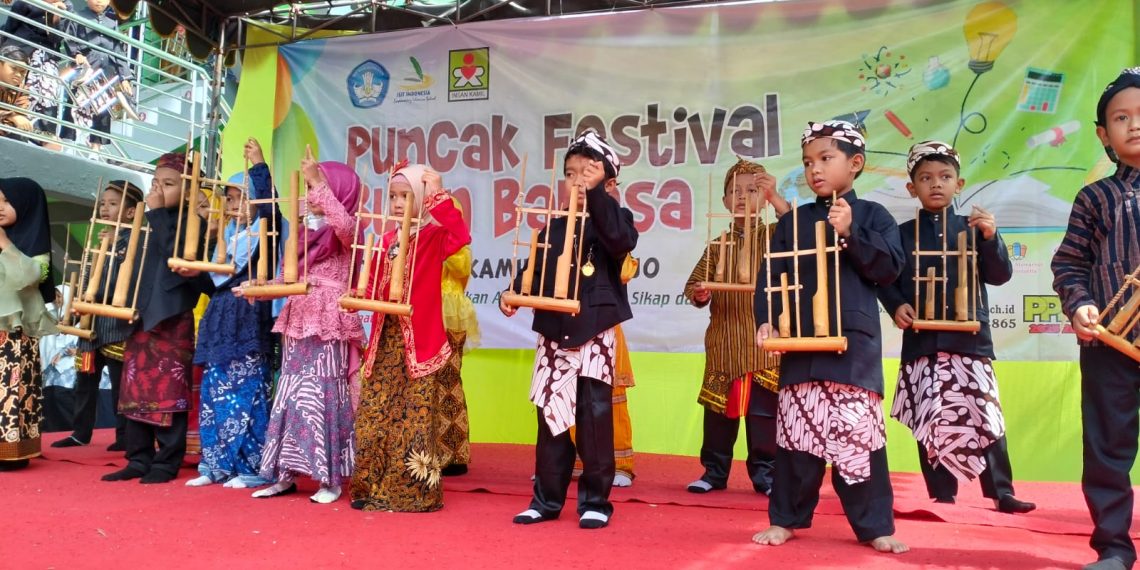 SDTI Insan Kamil Sidoarjo Gelar Festival Bulan Bahasa, Meriahkan Hari Sumpah Pemuda 2022