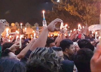Nyalakan Lilin, Warga Sidoarjo Doa Bersama untuk Korban Kanjuruhan