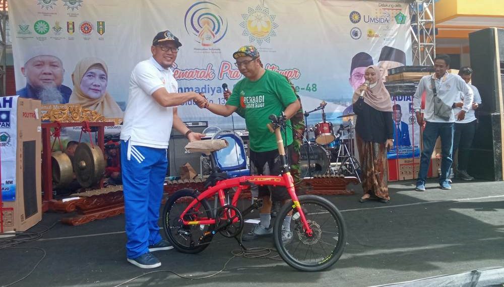 H Khulaim Junaidi Berikan Hadiah Sepeda Lipat di Ajang Gowes Bareng Pra Muktamar Muhammadiyah ke-48