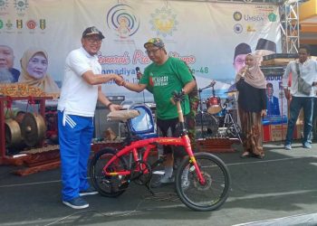 H Khulaim Junaidi Berikan Hadiah Sepeda Lipat di Ajang Gowes Bareng Pra Muktamar Muhammadiyah ke-48