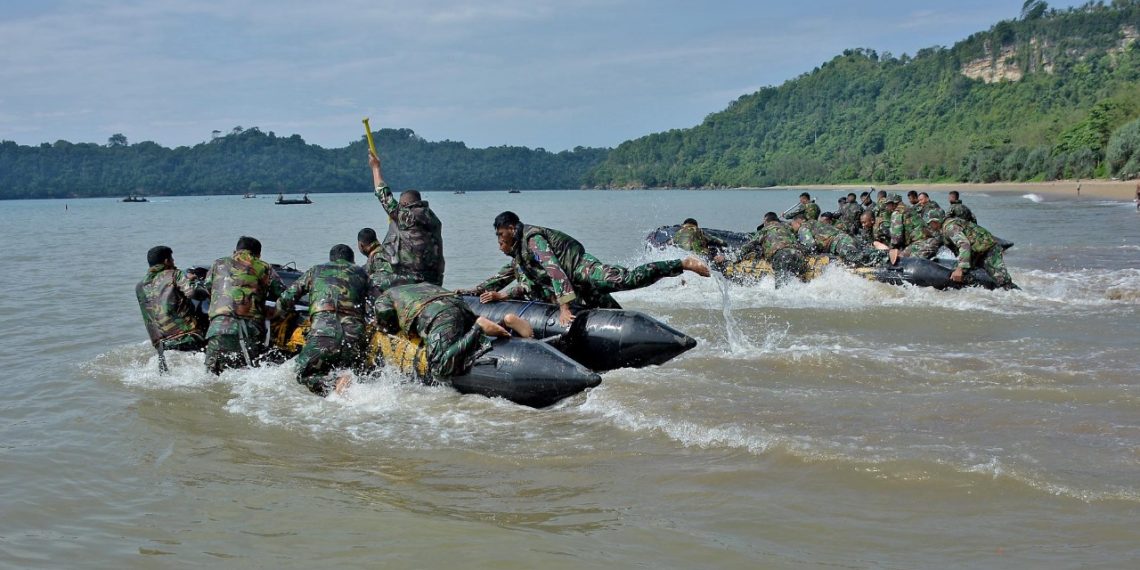 Prajurit Brigif 2 Marinir Latihan Dayung Tembus Gelombang di Samudera Indonesia