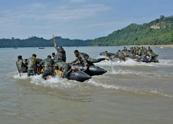 Prajurit Brigif 2 Marinir Latihan Dayung Tembus Gelombang di Samudera Indonesia