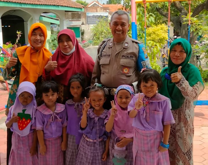 Bhabinkamtibmas Sidoarjo Sambang TK, Kenalkan Polisi Sejak Usia Dini