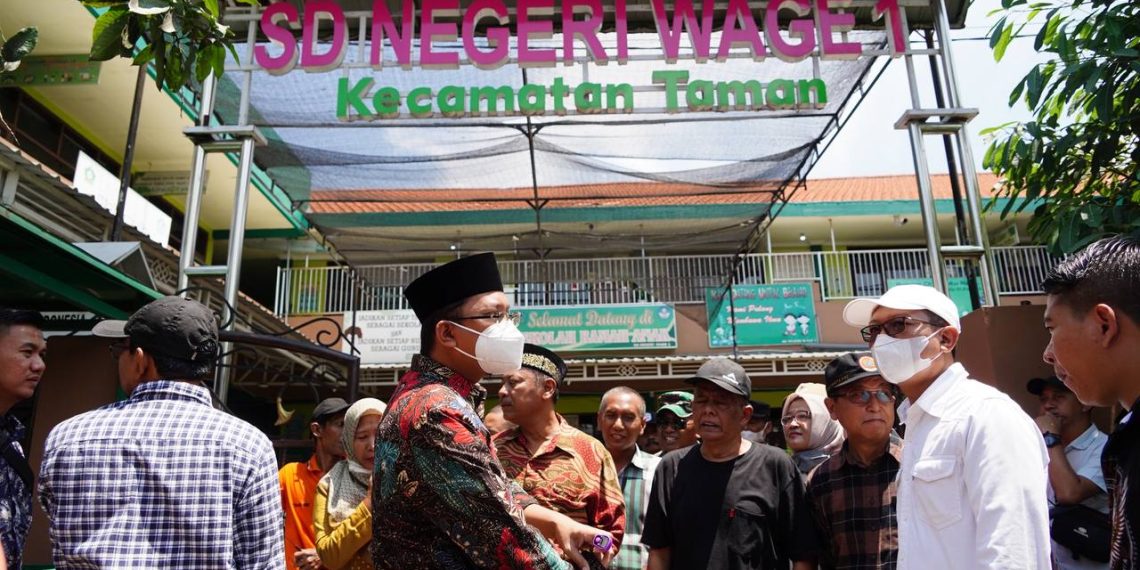 Bupati Sidoarjo Beri Bantuan Korban Putting Beliung di Desa Wage, Juga Tinjau SDN Wage 1