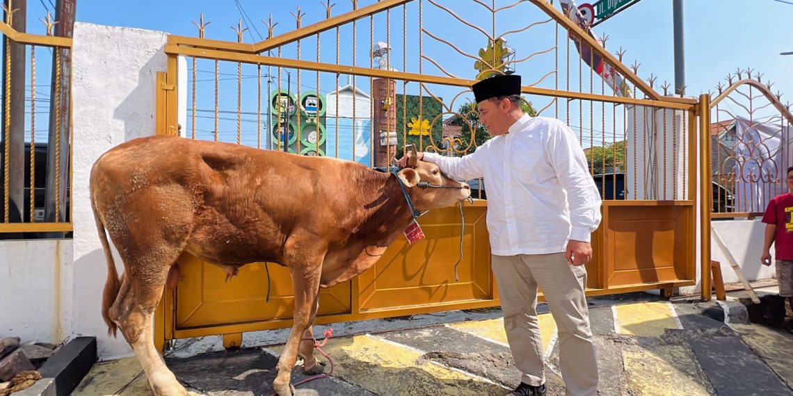 Ribuan Paket Daging Kurban Dibagikan BHS untuk Petani, Nelayan hingga Ojol