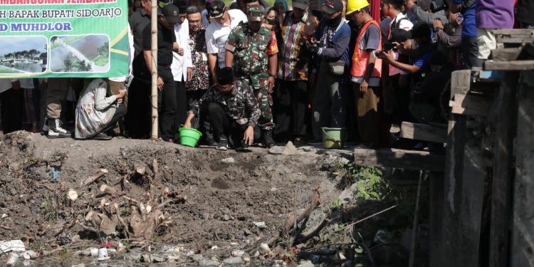 Bupati Gus Muhdlor Letakkan Batu Pertama Pembangunan Jembatan Shiratal Mustaqim di Klurak, Candi
