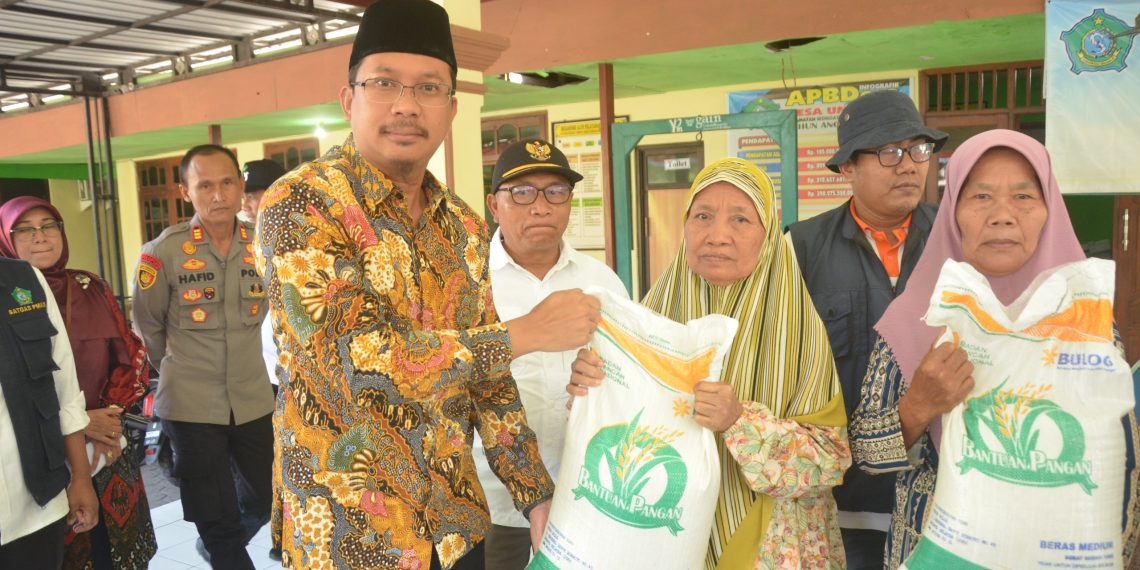 Bupati Salurkan 86.720 KPM se-Kabupaten Sidoarjo, Bantuan Pangan Beras 10 kg 3 Bulan Berturut-turut
