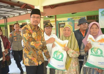 Bupati Salurkan 86.720 KPM se-Kabupaten Sidoarjo, Bantuan Pangan Beras 10 kg 3 Bulan Berturut-turut