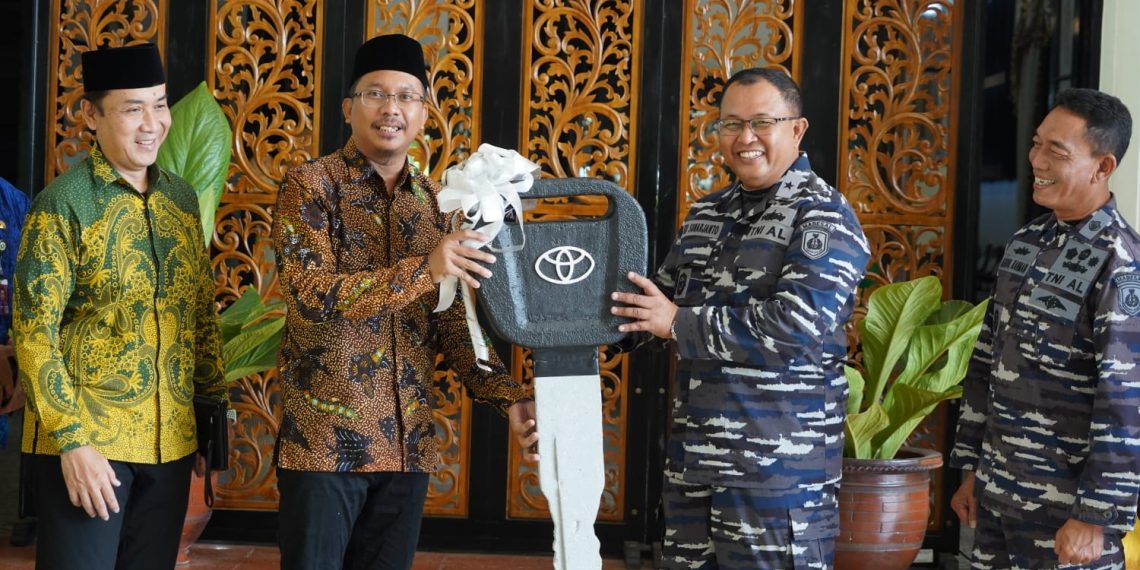 Bupati Sidoarjo Serahkan Hibah 11 Unit Mobil Operasional Untuk TNI AL