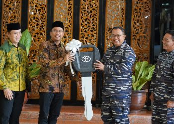 Bupati Sidoarjo Serahkan Hibah 11 Unit Mobil Operasional Untuk TNI AL