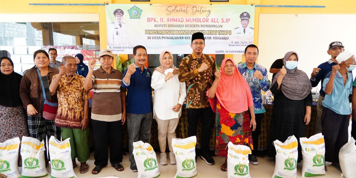 Salurkan Bansos Beras Tahap II, Gus Muhdlor Minta Warga Kurang Mampu Belum Dapat Segera Lapor