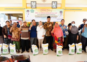 Salurkan Bansos Beras Tahap II, Gus Muhdlor Minta Warga Kurang Mampu Belum Dapat Segera Lapor