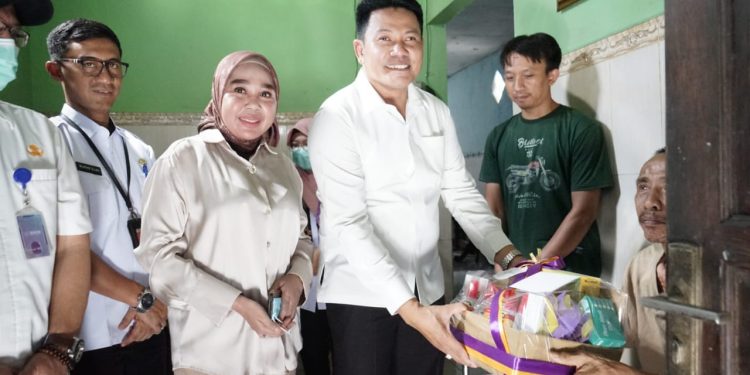 Jenguk Warga Sakit, Wabup Subandi Minta Puskesmas dan RSUD Memantau Langsung