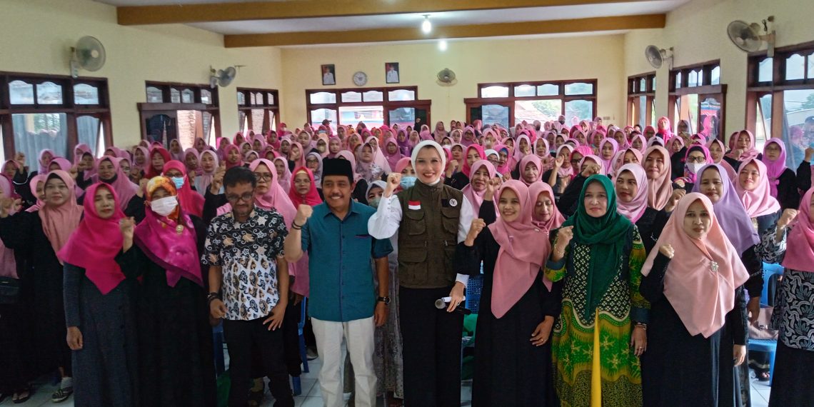 Arzeti Bilbina Sosialisasikan Program Kementrian Ketenagakerjaan pada warga Tulangan