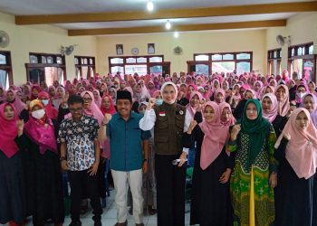 Arzeti Bilbina Sosialisasikan Program Kementrian Ketenagakerjaan pada warga Tulangan