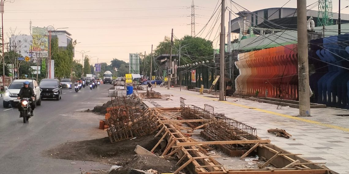 Terlihat Bersih, Gus Muhdlor Lebarkan Trotoar Depan GOR Sidoarjo Bikin Nyaman Pejalan Kaki