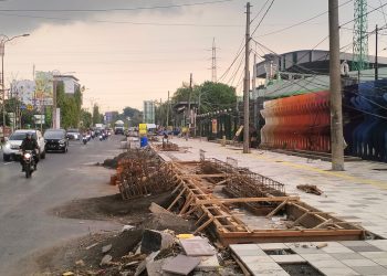 Terlihat Bersih, Gus Muhdlor Lebarkan Trotoar Depan GOR Sidoarjo Bikin Nyaman Pejalan Kaki