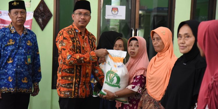 Bupati Sidoarjo Salurkan Bantuan Pangan Tahap II kepada 93.635 KPM