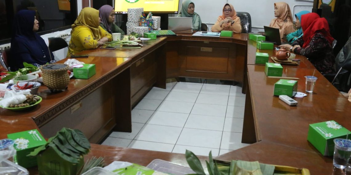 Peringati Hari Ibu, DWP Diskominfo Sidoarjo Gelar Lomba Merangkai Bumbu Dapur