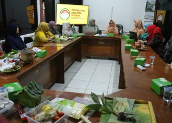 Peringati Hari Ibu, DWP Diskominfo Sidoarjo Gelar Lomba Merangkai Bumbu Dapur