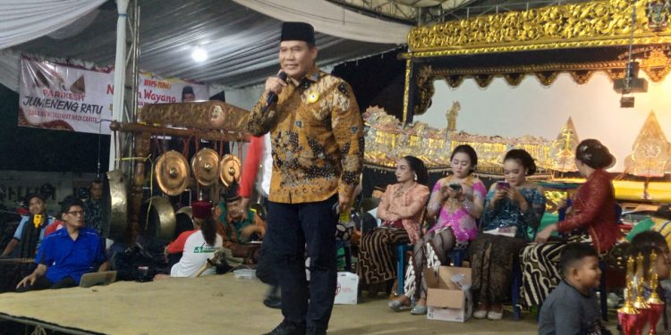 Ratusan Warga Karang Puri Nobar Wayang Kulit Bersama Bambang Haryo